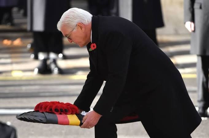 الرئيس الألماني يضع إكليل الزهور عند النصب التذكاري