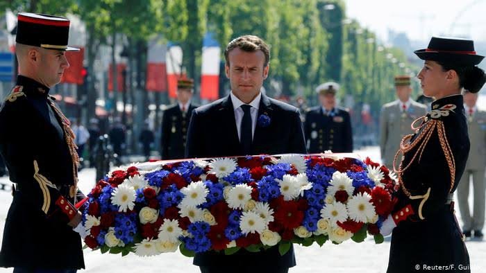 الرئيس الفرنسي يحمل إكليل الزهور